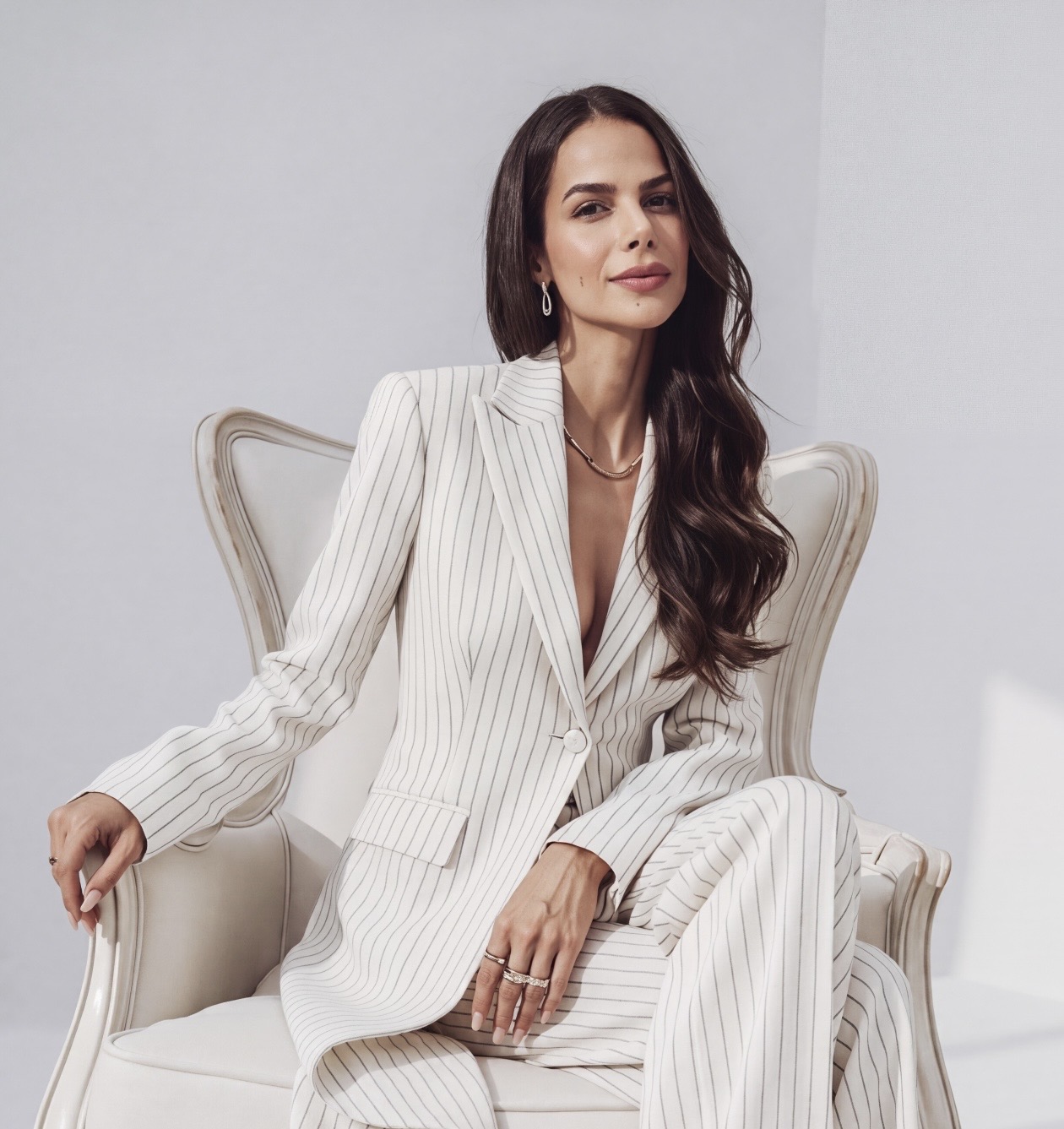 Renata sentada em uma cadeira